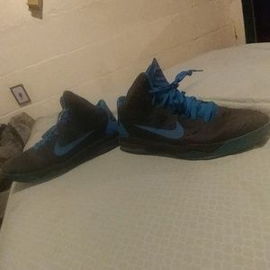 Basketball shoes